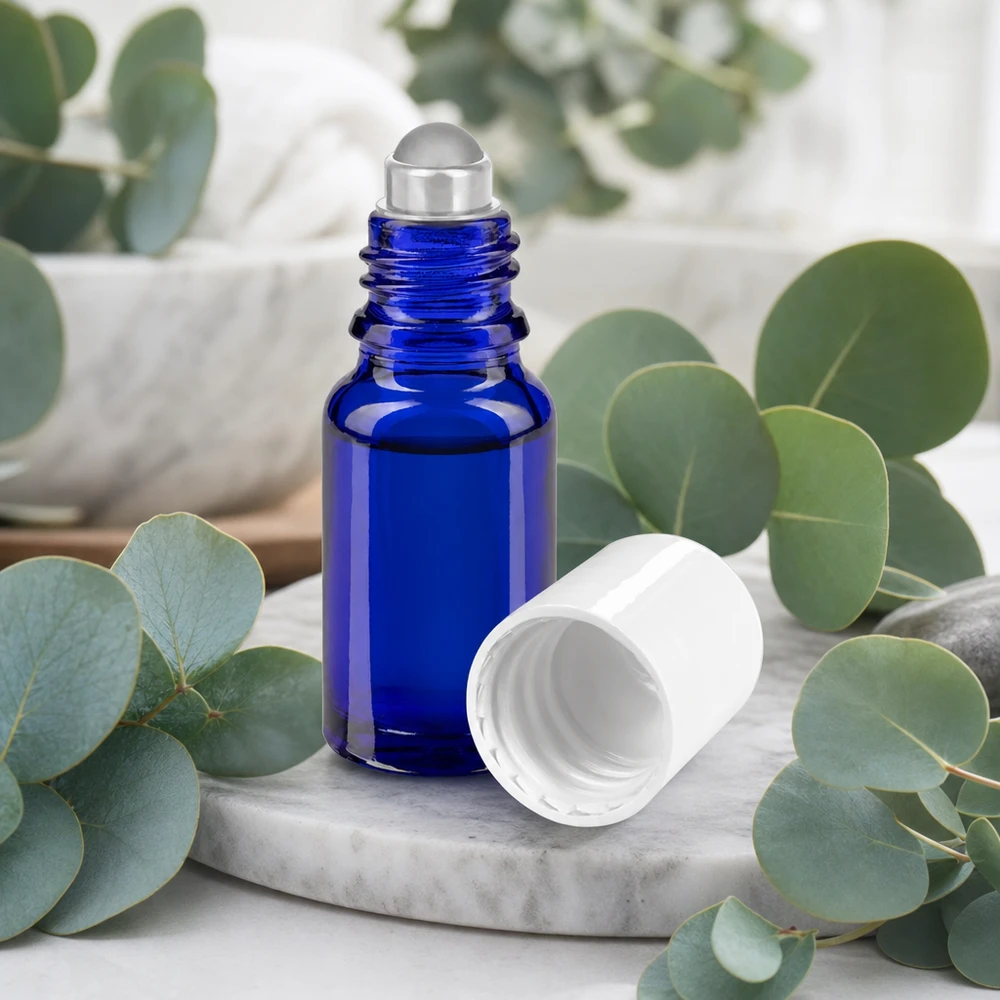Apothekenflasche blau 10ml Roll-On Verschluss weiß 10ml kobaltblaue Rollflasche aus Apothekerglas mit weißem Schraubverschluss in Spa-Ambiente