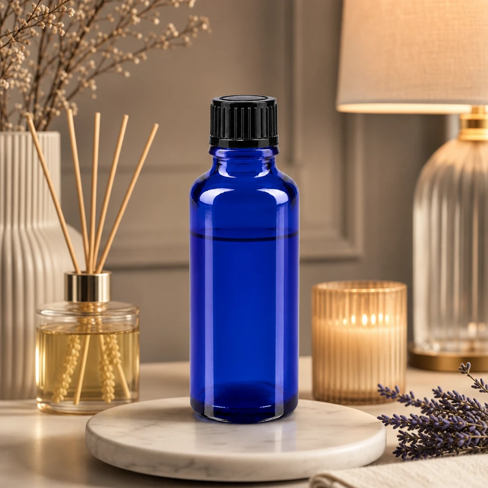 Dunkelblaue Pharmaflasche 30ml mit schwarzem Verschluss in elegantem Wellness-Ambiente