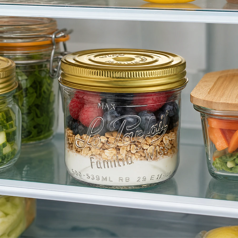 539ml Sturzglas Familia Wiss mit goldenem Deckel gefüllt mit Joghurt Beeren und Granola im Kühlschrank