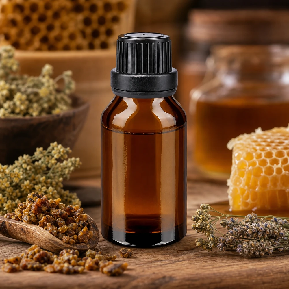 Kompakte Braunglas Flasche 15ml mit Originalverschluss zwischen Lavendel und Bienenwaben