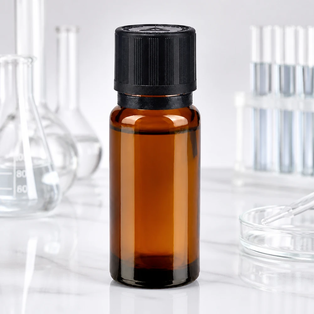10ml Braunglasfläschchen mit schwarzem Dosierverschluss zwischen Laborglasgeräten