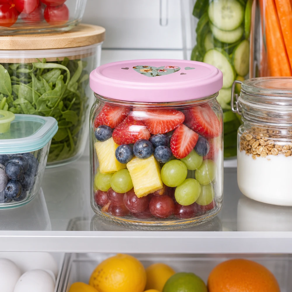 408ml Rundglas mit rosa Herz-Deckel voller Obstsalat im Kühlschrank für frische Meal-Prep und gesunde Snacks