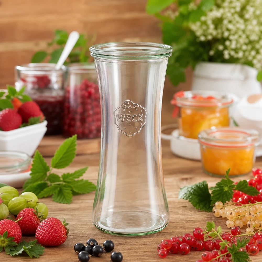 WECK 700ml Delikatessenglas RR80 mit frischen Beeren und Marmeladen auf Holztisch - Einmachglas für Konfitüren