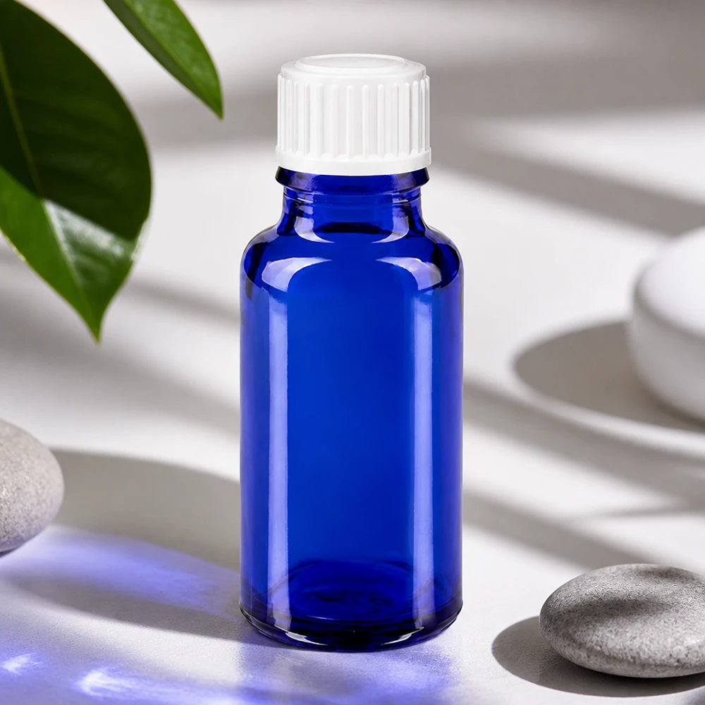 Dunkelblaue 20ml Pharmaglasflasche mit weißem Schraubdeckel auf hellem Untergrund