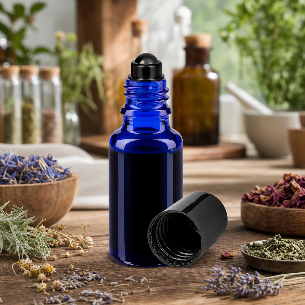 Apothekenflasche blau 20ml Roll-On Verschluss schwarz Kleine blaue Glasflasche 20ml mit Rollkugelaufsatz in natürlichem Kräuterambiente