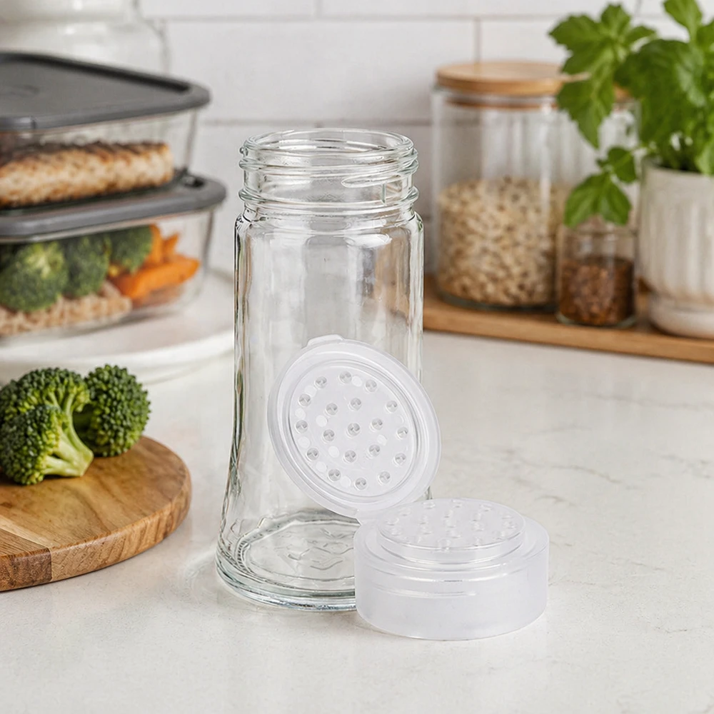 Salz-/Gewürzglas 95ml mit Streuer weiss Lebensmittelechtes Salzstreuer-Glas 95ml mit herausnehmbarem Locheinsatz in Küchenumgebung