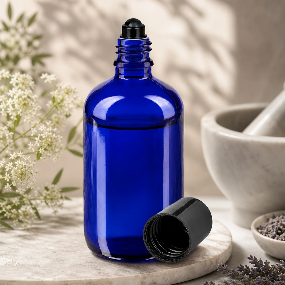 Apothekenflasche blau 100ml Roll-On Verschluss schwarz Blaue 100ml Glasflasche mit Rollkugel für Aromatherapie neben Mörser und Kräutern