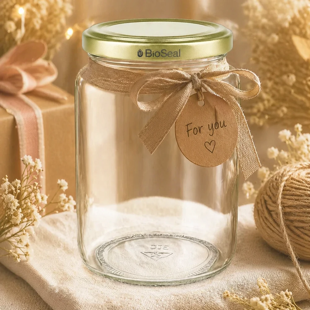 1000g Honigglas mit goldenem Deckel BioSeal UNiTWIST 1000g BioSeal Honigglas als Geschenk dekoriert mit goldener Schleife und Anhänger in rustikaler Aufmachung