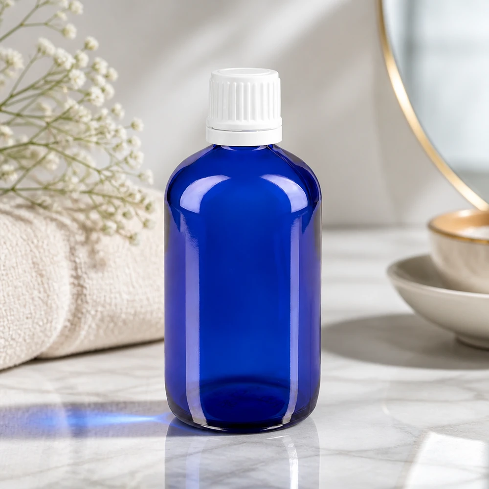 Leere blaue Apothekerflasche aus Glas 100ml mit weißem Sicherheitsdeckel für ätherische Öle