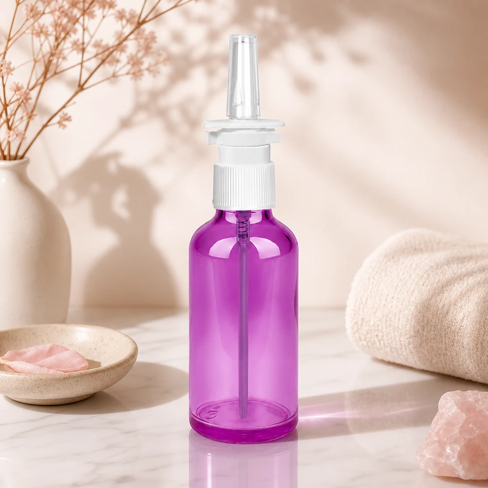 50ml Nasensprayflasche weiß/transparent Standard PurpleLine. UT18/50 Handliche 50ml Lila Nasensprayflasche mit STD-Pumpsprüher für einfache mobile Anwendung