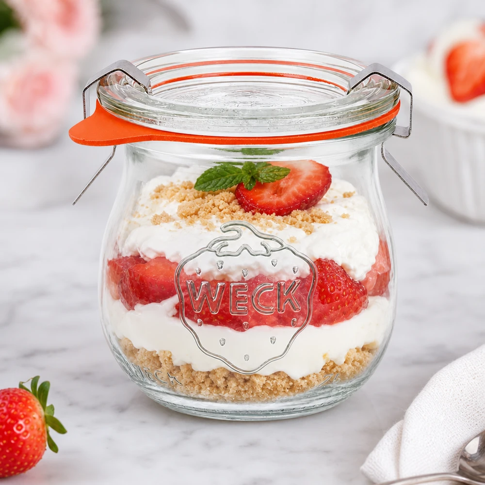 75ml Tulpenglas komplett WECK RR40 WECK Tulpenglas 75ml als Dessertglas mit Erdbeer-Sahne-Schichtdessert und Kekskrümeln stylisch präsentiert