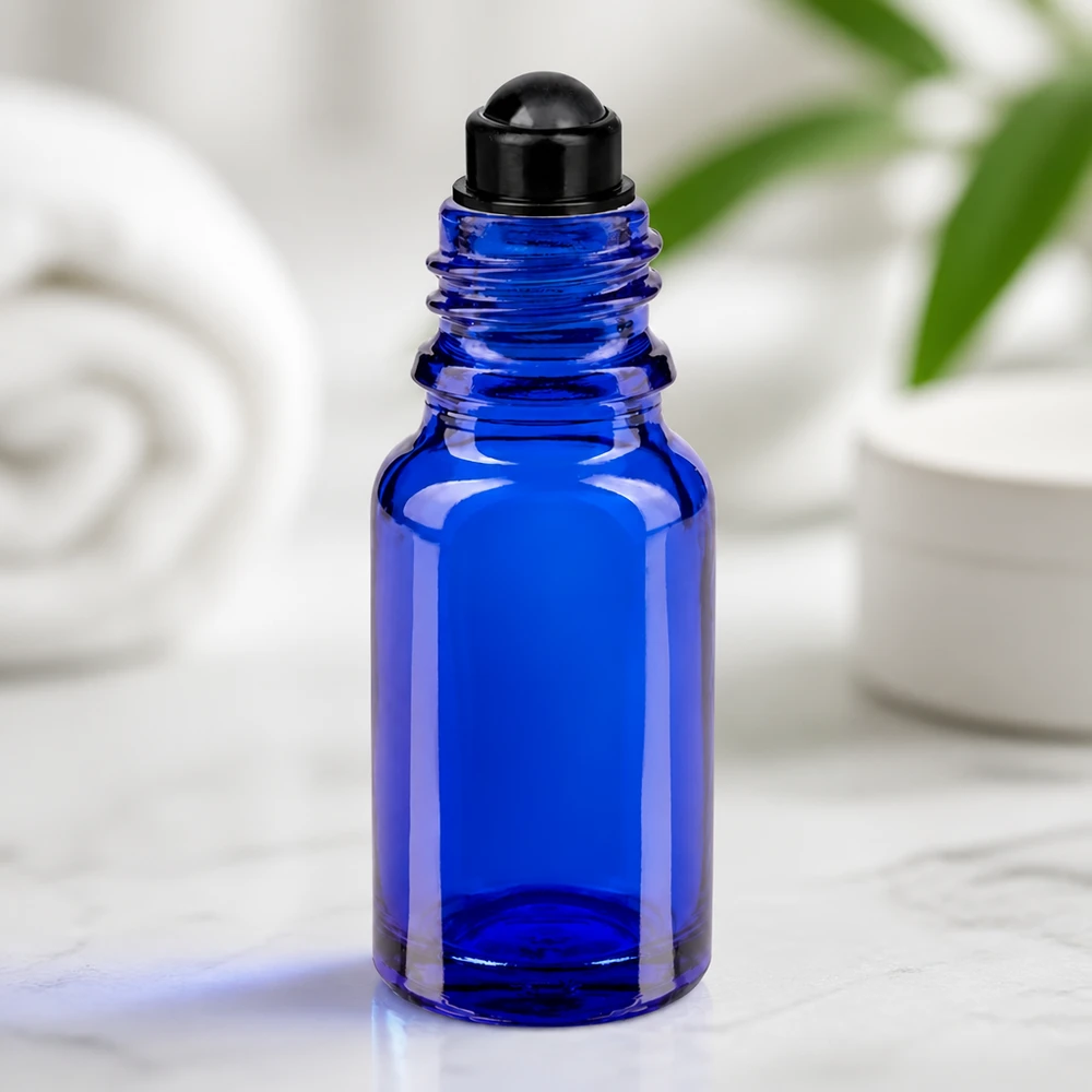 Kompakte blaue Glasflasche 10ml mit Roll-On Applikator für Aromatherapie und Kosmetik