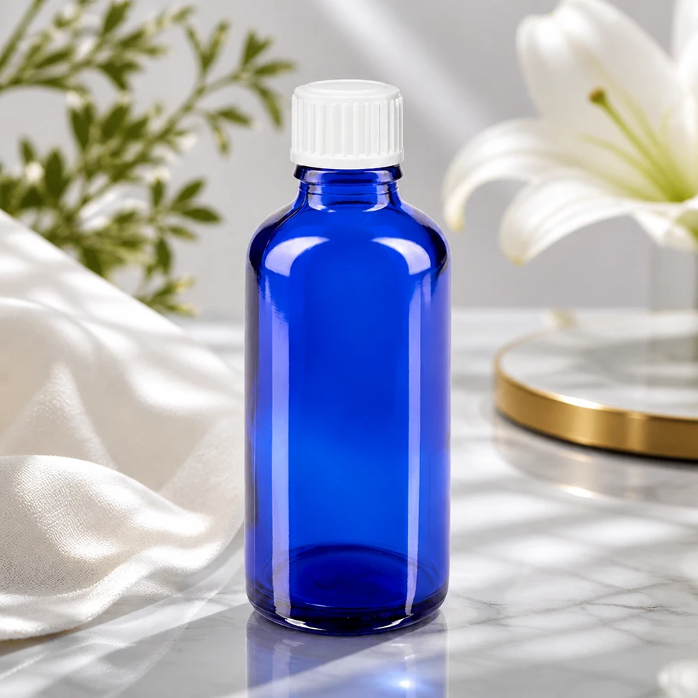 Apothekenflasche blau 50ml Schraubverschluss weiß Standard Hochwertige blaue Glasflasche 50ml mit UV-Schutz und weißem Schraubdeckel in Studioaufnahme