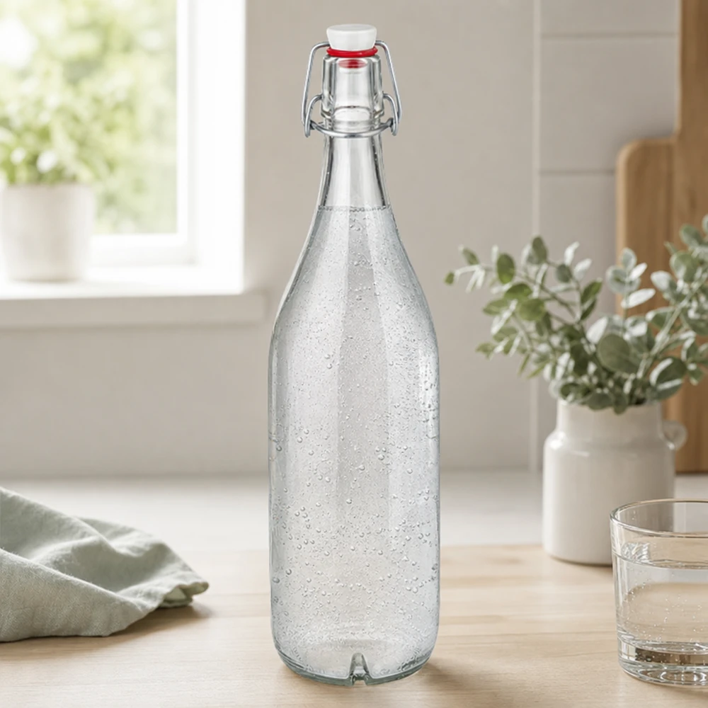 1000ml Glasflasche und Bügelverschluss Porzellan UNiTWIST 1000ml Glasflasche mit Bügelverschluss gefüllt mit Sprudelwasser auf Holztisch in moderner Küche
