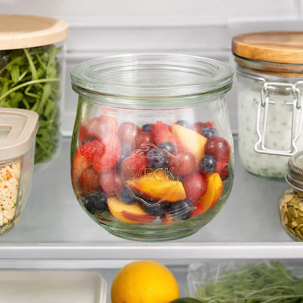 WECK Tulpenglas 370ml RR80 mit frischem Obstsalat im Kühlschrank zur praktischen Aufbewahrung von Lebensmitteln