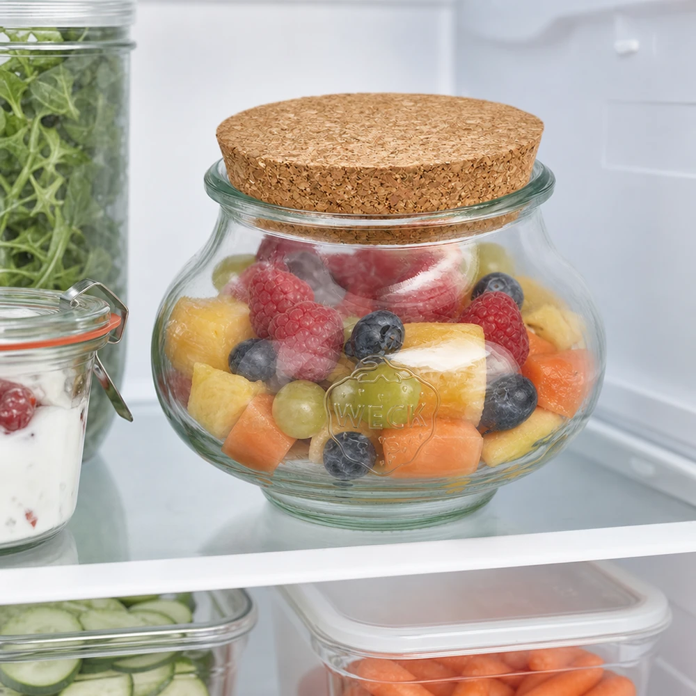 560ml Schmuckglas WECK RR80 mit Korken natur WECK Schmuckglas 560ml RR80 mit Korkdeckel im Kühlschrank gefüllt mit frischem Obstsalat Kühlschrankorganisation