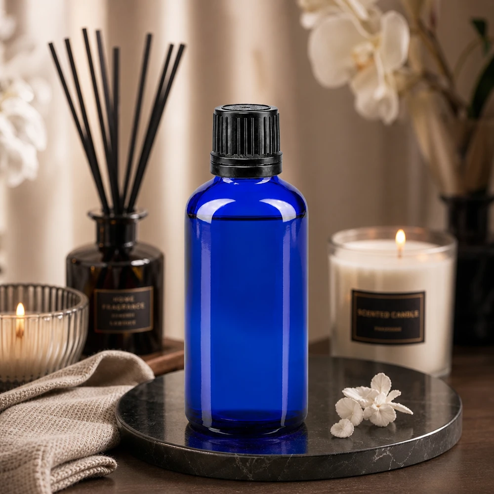 Apothekenflasche blau 50ml Schraubverschluss schwarz Giessring Originalitätsverschluss 50ml blaue GR-Flasche aus Apothekerglas mit schwarzem OV auf elegantem Marmor mit Blüten