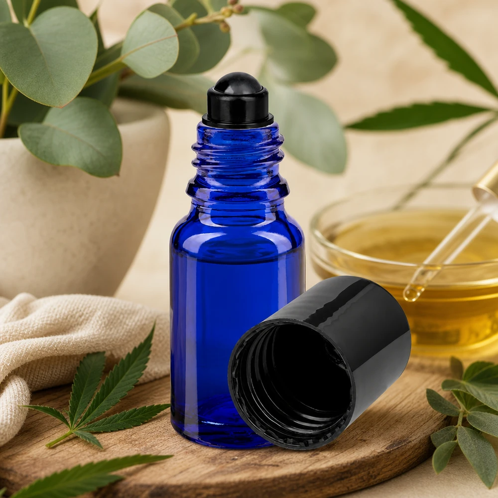 Kompakte 10ml Roll-On Flasche kobaltblau mit schwarzem STD-Verschluss auf rustikalem Holzuntergrund