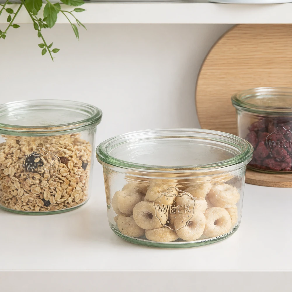 165ml Sturzglas WECK RR80 WECK Sturzglas 165ml RR80 mit Donuts gefüllt neben anderen Vorratsgläsern mit Müsli und Nüssen in weißer Küche