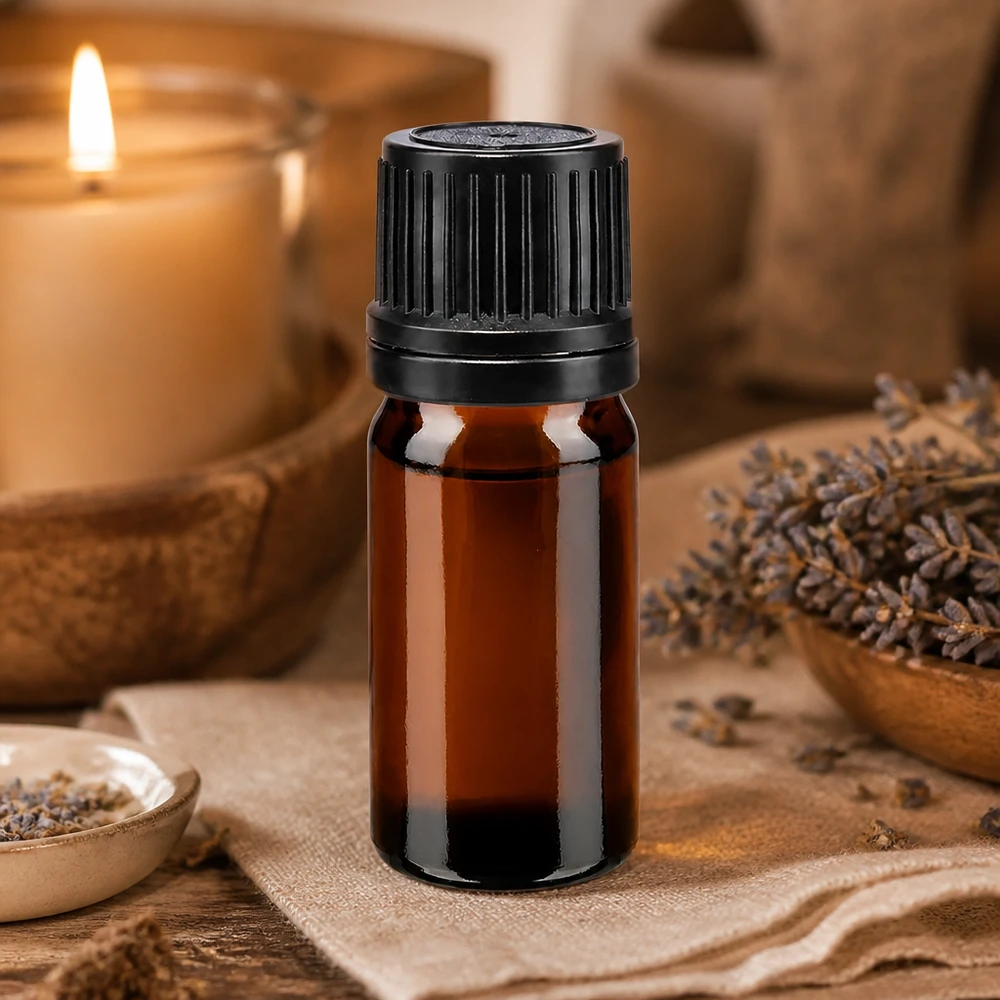 Apothekenflasche braun 5ml Schraubverschluss schwarz Giessring Originalitätsverschluss Aromatherapie-Aufbewahrungsflasche 5ml Braunglas OV-Verschluss neben Lavendelblüten Kerze