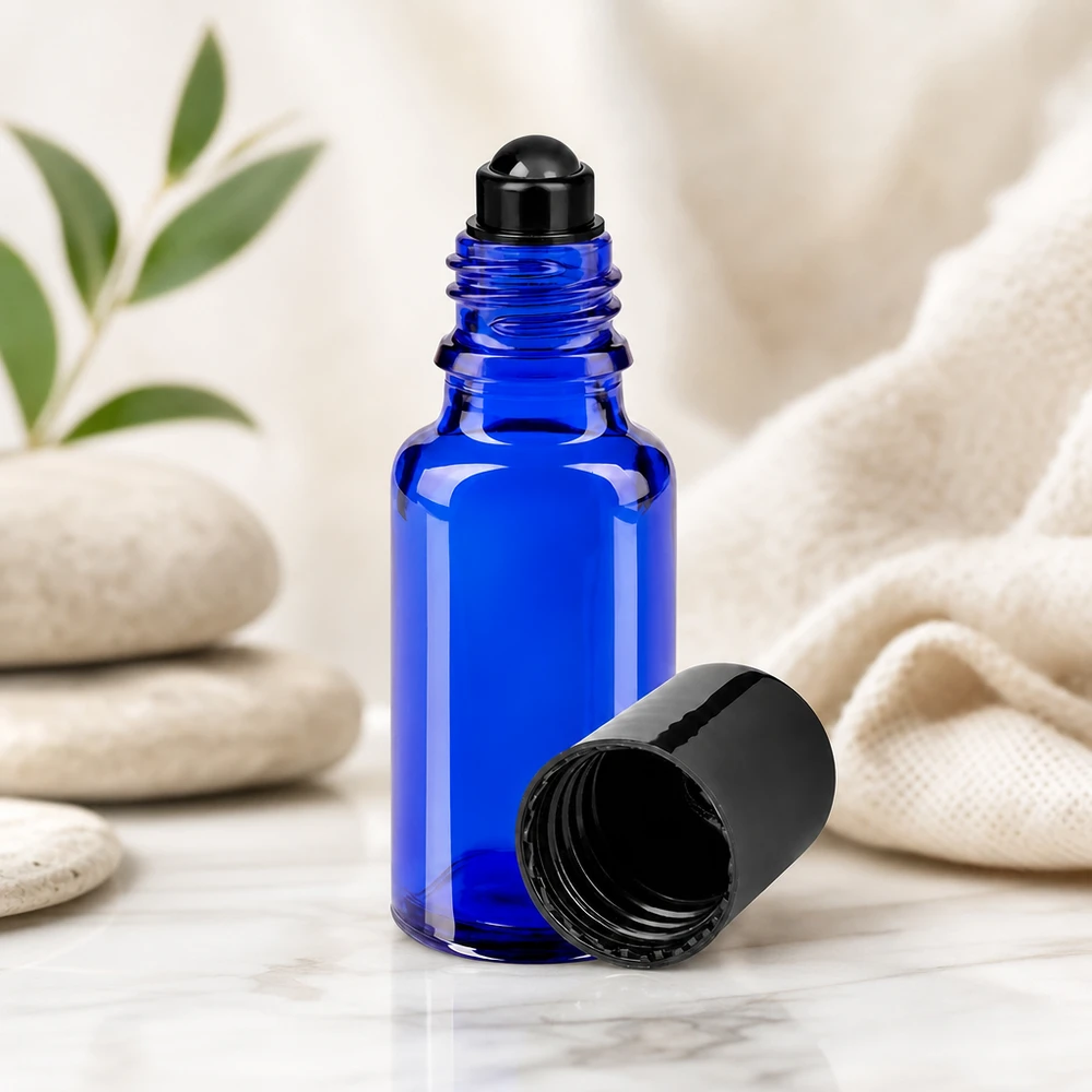 Apothekenflasche blau 20ml Roll-On Verschluss schwarz Roll-On Flasche 20ml Blauglas STD schwarze Kappe neben Natursteinen und Textil