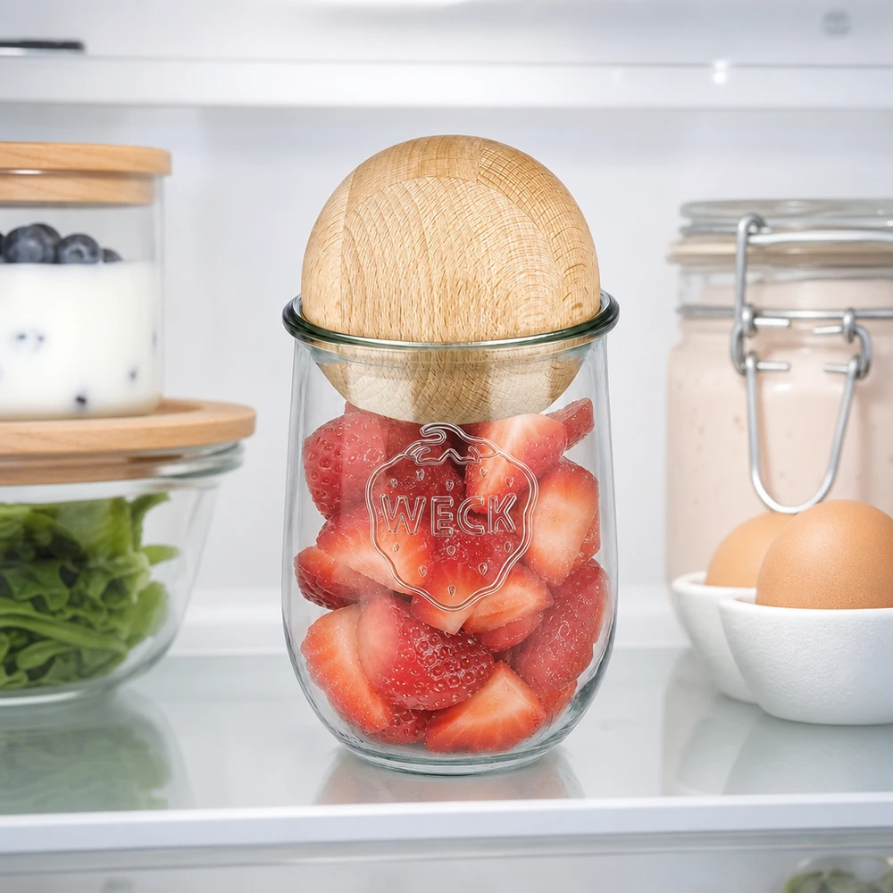 1062ml Tulpenglas WECK RR100 mit Holzkugel Buche WECK Tulpenglas 1062ml RR100 mit Buchenkugel im Kühlschrank gefüllt mit frischen Erdbeeren zeigt optimale Frischhaltung
