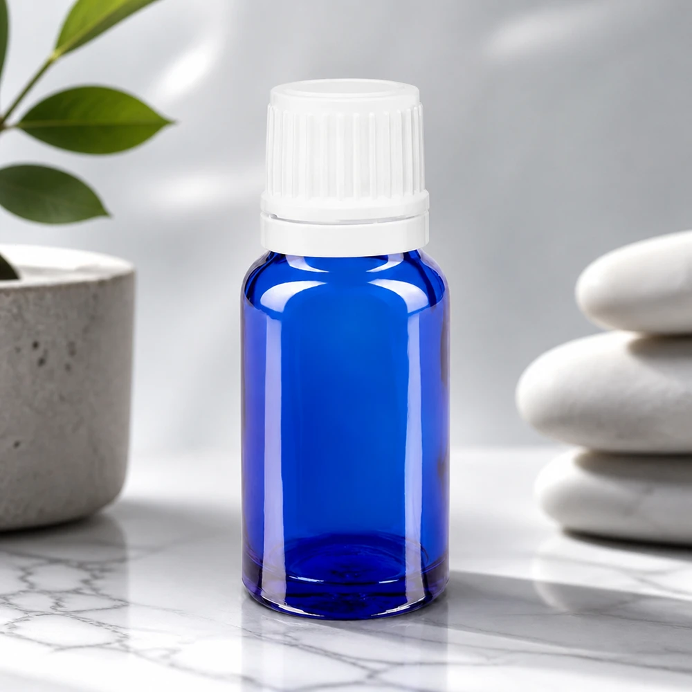 Kleine blaue Dosierflasche aus Apothekerglas mit geripptem weißem Sicherheitsverschluss