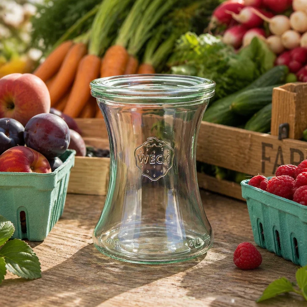 370ml Delikatessenglas mit Glasdeckel WECK RR80 WECK Delikatessenglas 370ml RR80 leer auf Holztisch zwischen frischem Obst und Gemüse zeigt natürliche Verwendung