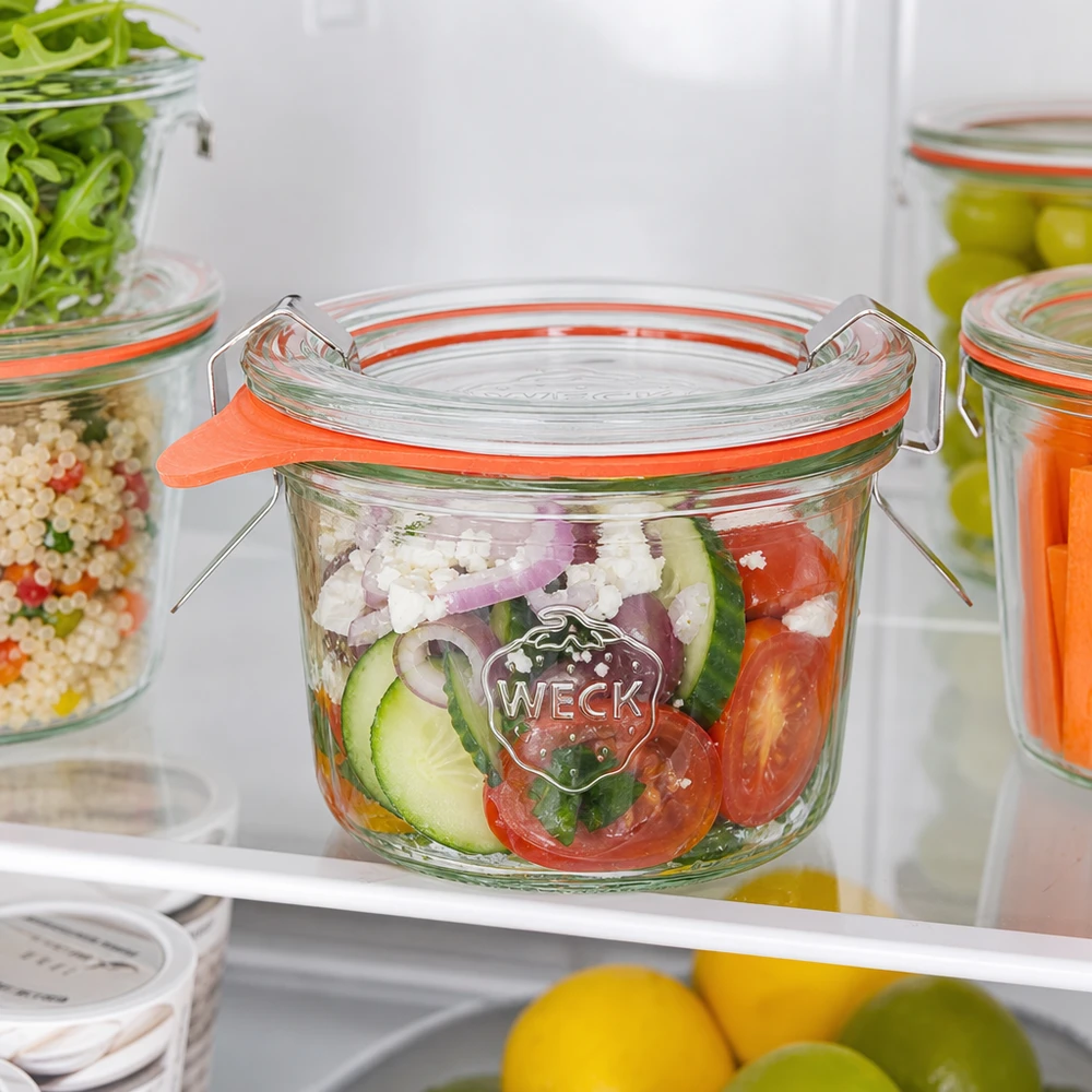 WECK Sturzglas 80ml RR60 im Kühlschrank mit frischem Salat zeigt praktische Aufbewahrung von Lebensmitteln