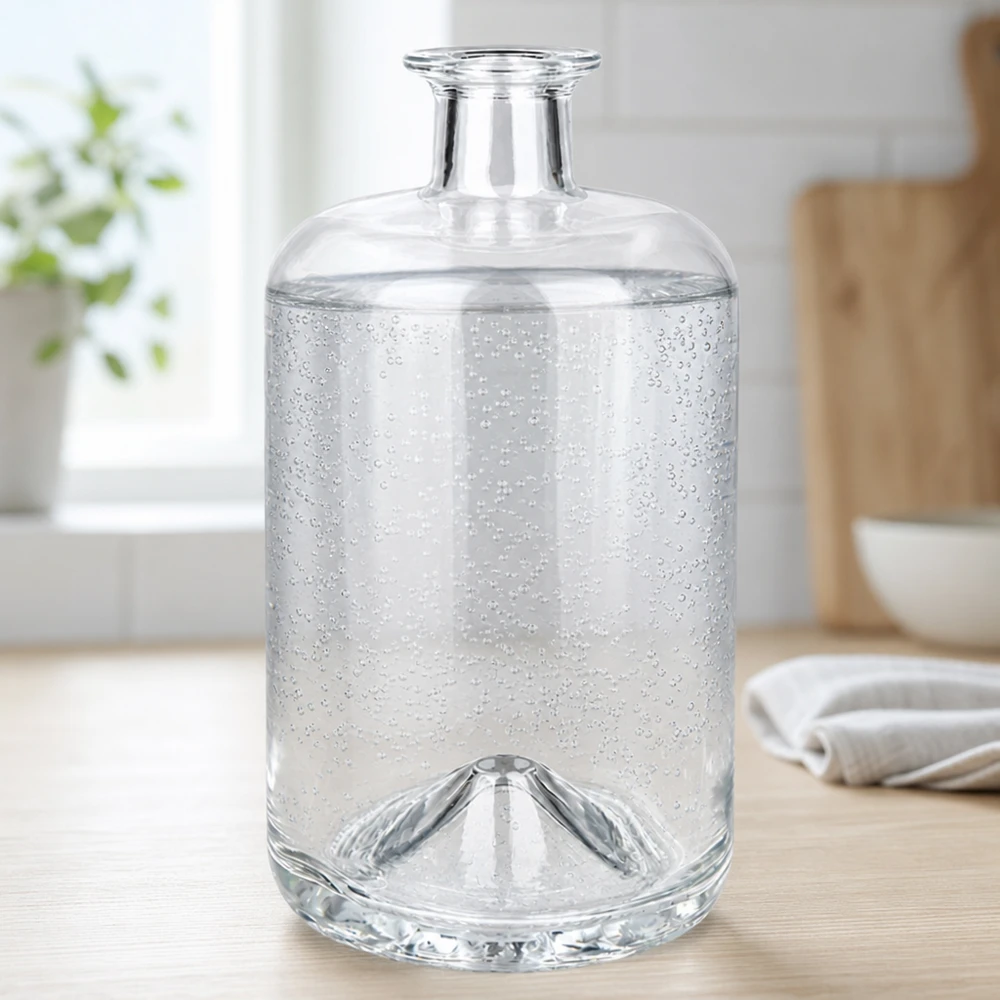 700ml Apothekenflasche "Classic" ohne Verschluss UNiTWIST® 700ml Glasflasche Sofia mit Sprudelwasser gefüllt zeigt Kohlensäurebläschen in heller Küchenumgebung