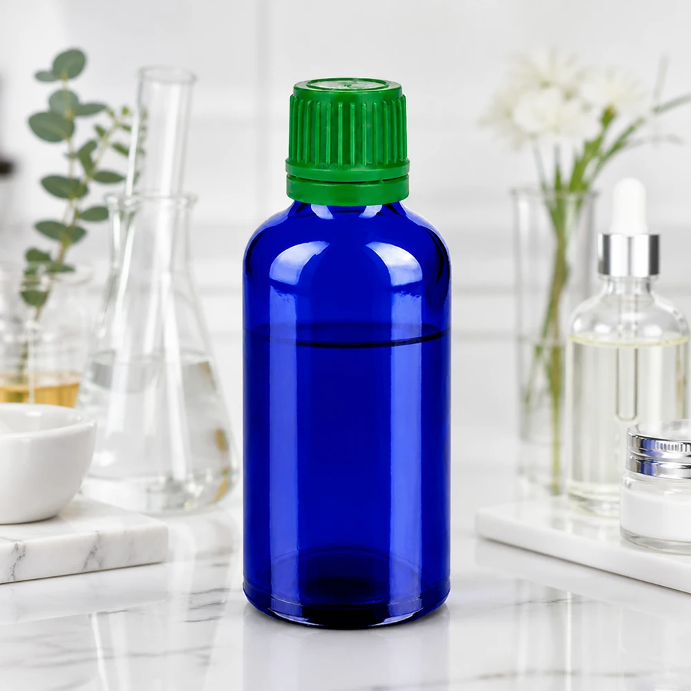 50ml Flasche 11mm Schraubverschluss grün Originalitätsverschluss BlueLine UT18/50 Wiederverwendbare 50ml Glasflasche in intensivem Blau für nachhaltige Kosmetikaufbewahrung