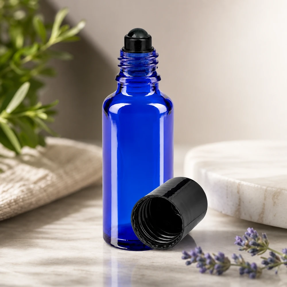 Nachfüllbare kobaltblaue 30ml Glasroller Flasche mit schwarzem Schraubverschluss und Lavendel
