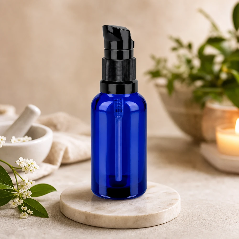 30ml Pumpflasche schwarz Standardverschluss BlueLine UT18/30 Elegante blaue Dispenser-Flasche 30ml mit vakuumdichtem Pumpkopf für optimale Produktfrische