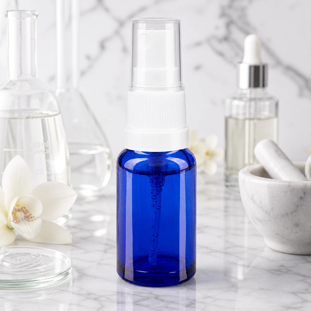 Apothekenflasche blau 10ml Sprayaufsatz weiß Transparente Sicherheitskappe auf blauer 10ml Apothekerflasche mit weißem Pumpmechanismus Nahaufnahme