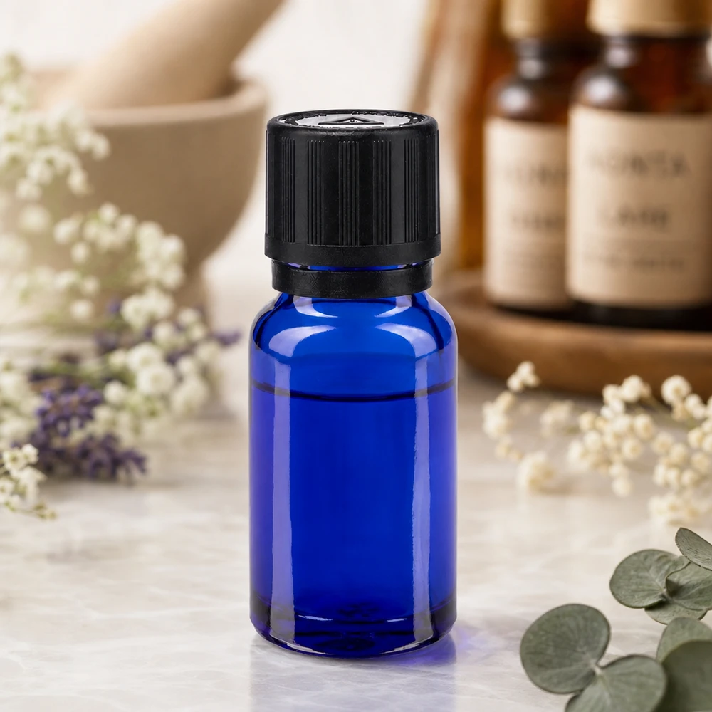 Blaue 10ml Aroma-Tropfflasche mit präzisem 1mm Einsatz auf Marmor im natürlichen Kräutersetting