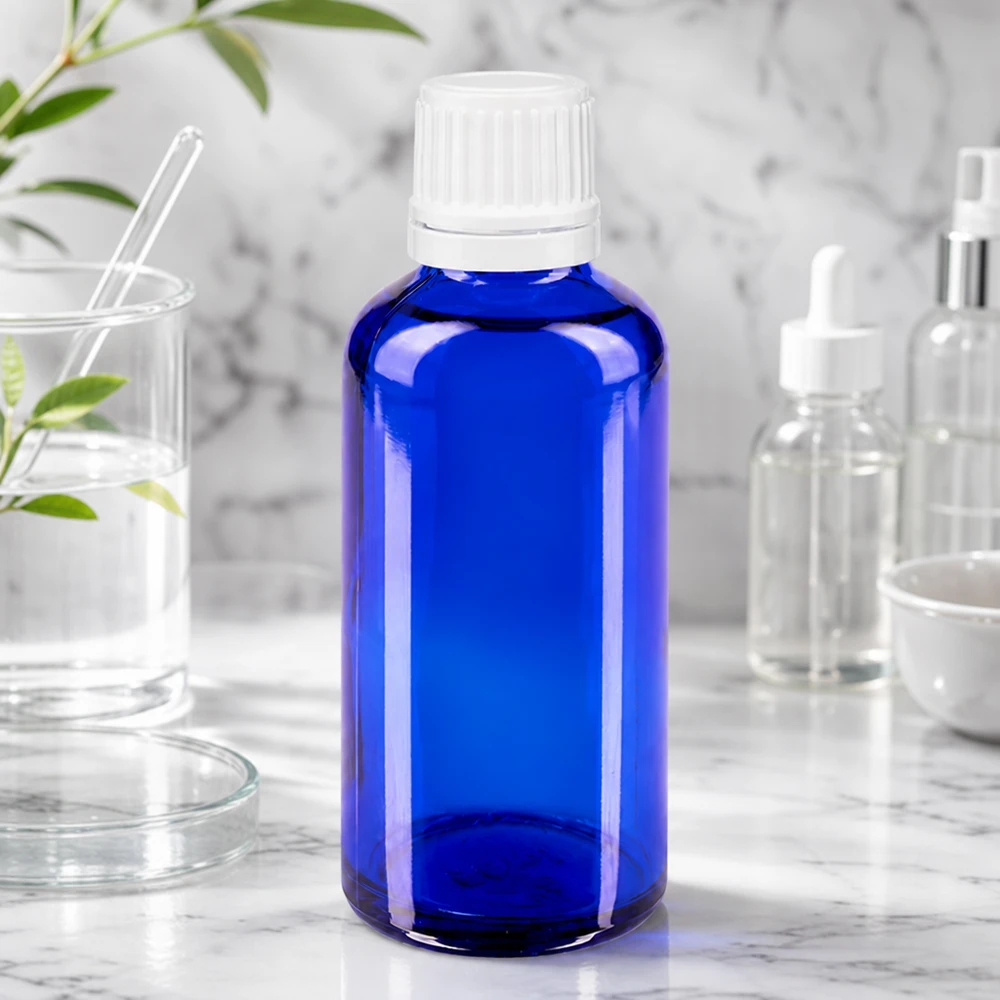 Zylindrische blaue Glasflasche 50ml mit weißem Schraubverschluss und integriertem Tropfer 0,7mm