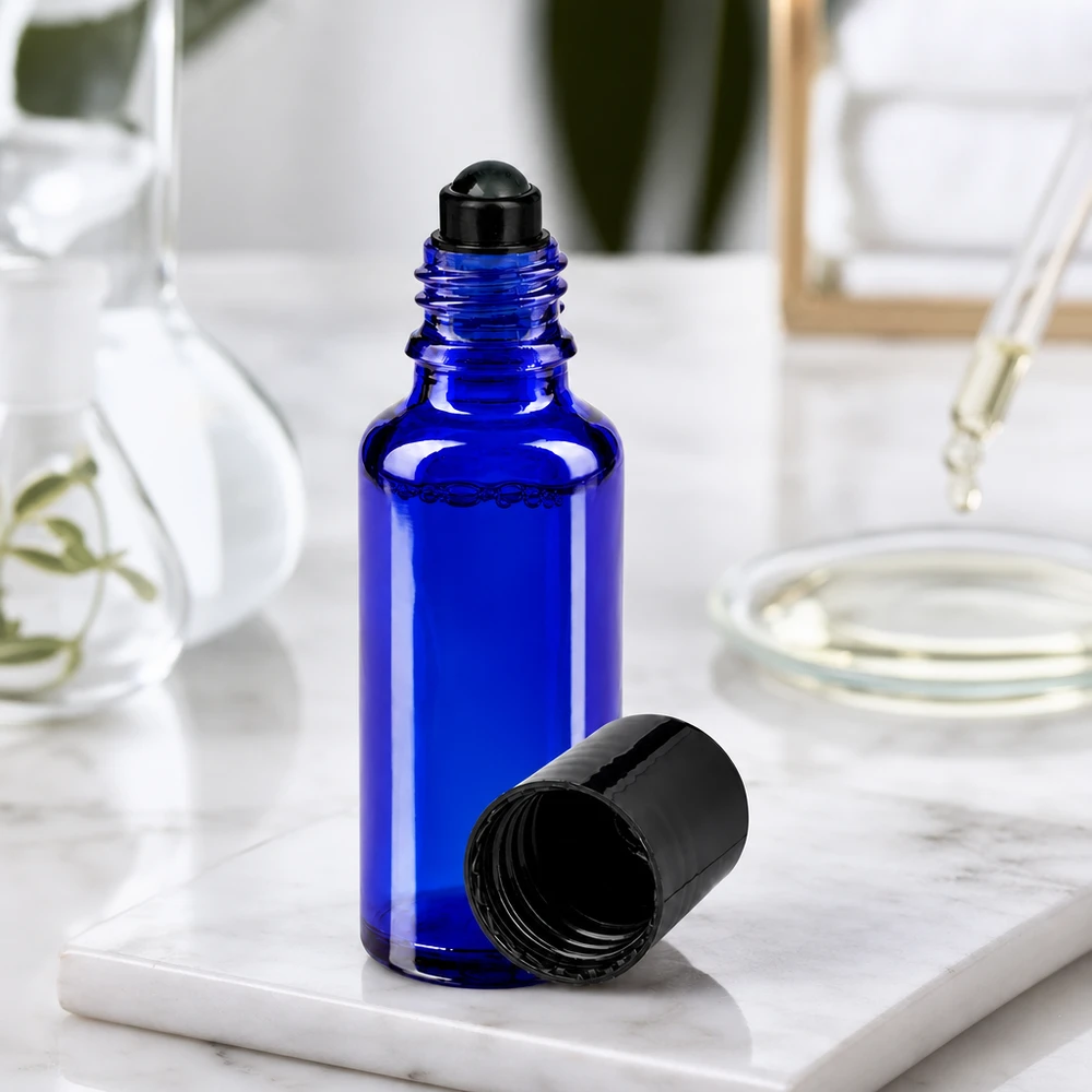 Zylindrische 30ml Kobaltglas Roll-On Flasche mit schwarzem Schraubverschluss und Rollkugel