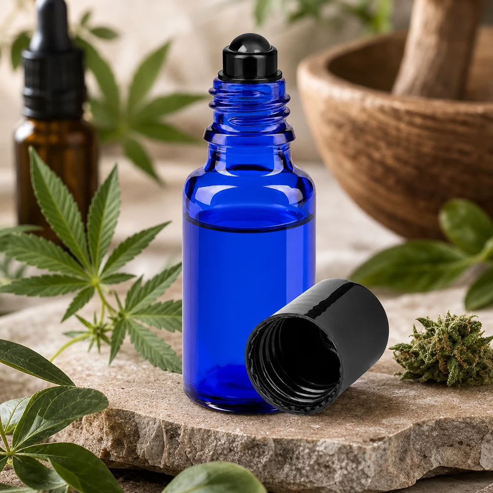 20ml blaue STD Roll-On Flasche schwarzer Deckel geöffnet in natürlichem Kräuterambiente