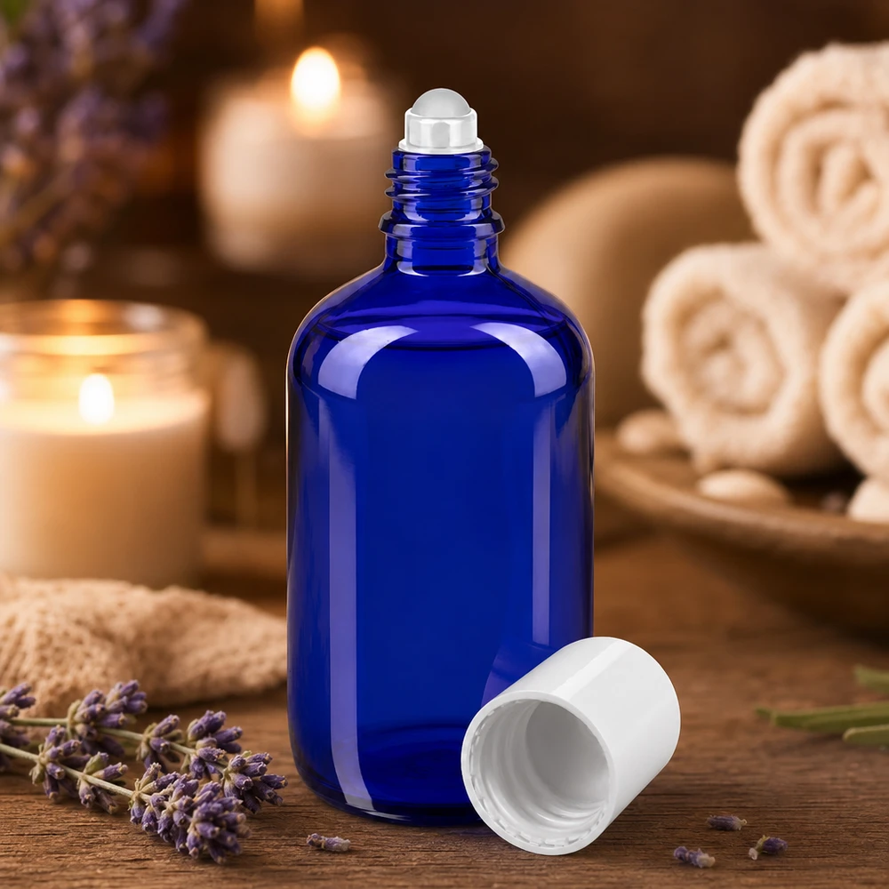 Blaue 100ml Rollflasche aus Apothekerglas mit weißem STD-Verschluss auf Holzoberfläche