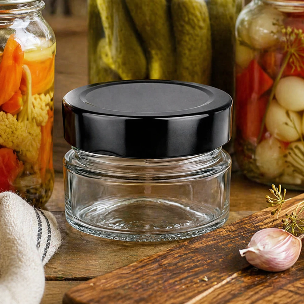 80ml Rundglas + BasicSeal Deckel schwarz deep UNiTWIST 80ml Rundglas BasicSeal schwarz UNiTWIST Küchenszene Einmachgläser Holzbrett Knoblauch Dill Konservierung