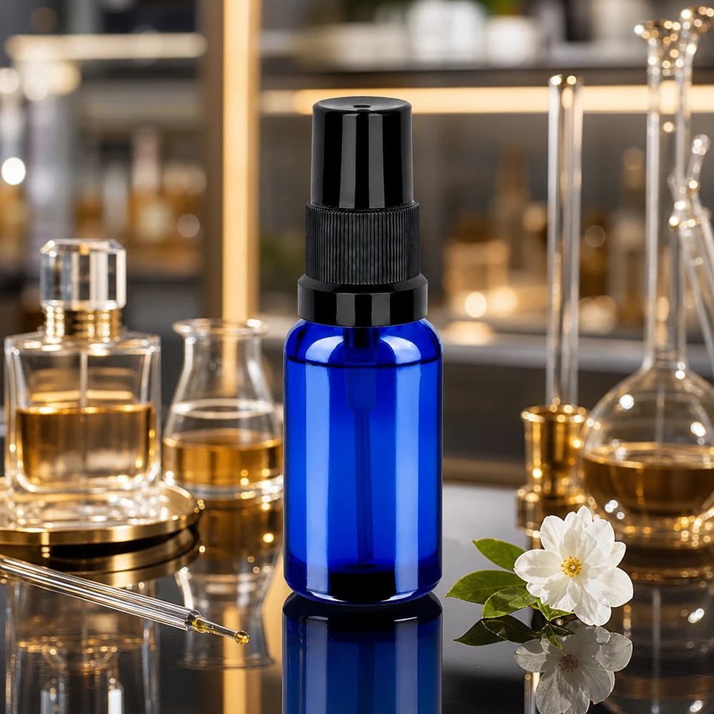 Langlebige 20ml Sprayflasche BlueLine UT18/20 aus blauem Glas mit auslaufsicherem Sprühverschluss