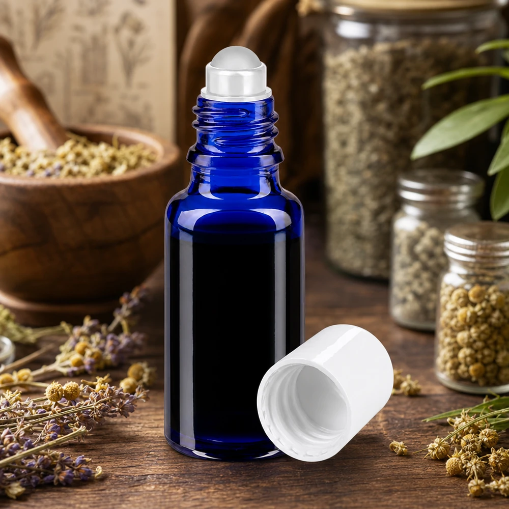 Apothekenflasche blau 20ml Roll-On Verschluss weiß Aromatherapie Roll-On Flasche 20ml in Blau mit weißem Deckel neben Kamillenblüten und Lavendel