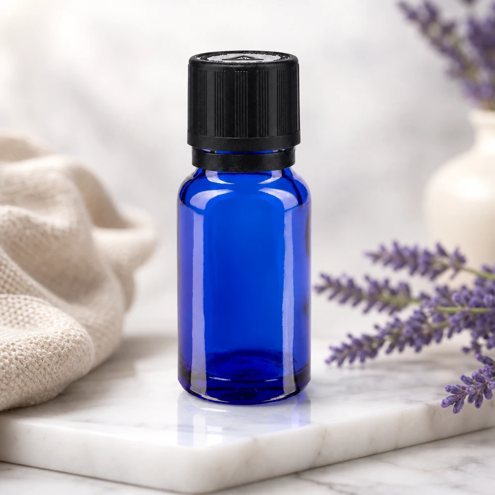 Blaue Tropfflasche 10ml mit OV-Sicherheitsverschluss vor Lavendelzweigen und weißem Keramikgefäß