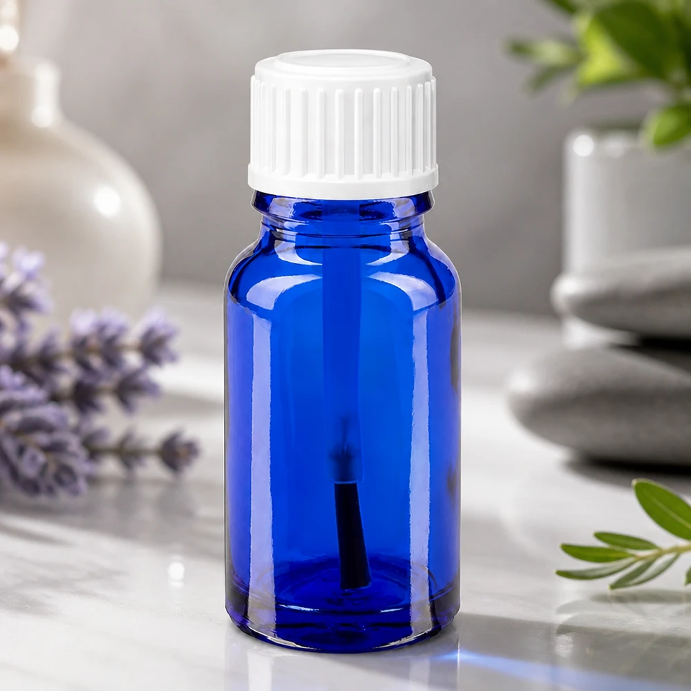 Kompakte blaue Pinselflasche 10ml aus UV-schützendem Apothekerglas mit weißem Deckel