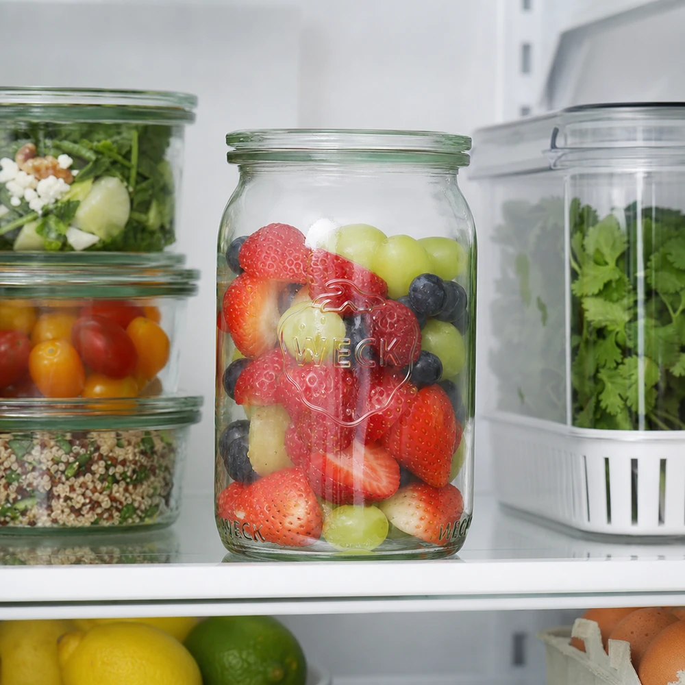 WECK 145ml Zylinderglas RR40 mit frischen Beeren im Kühlschrank neben Salat und Kräutern als praktische Aufbewahrung