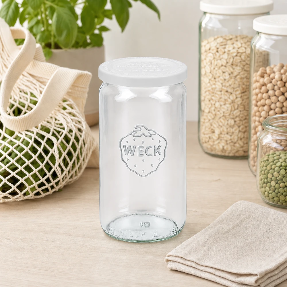 340ml Zylinderglas mit Frischedeckel WECK RR60 WECK Zylinderglas 340ml leer mit RR60 Frischedeckel in skandinavischer Küche zwischen Vorratsgläsern und Netzbeutel