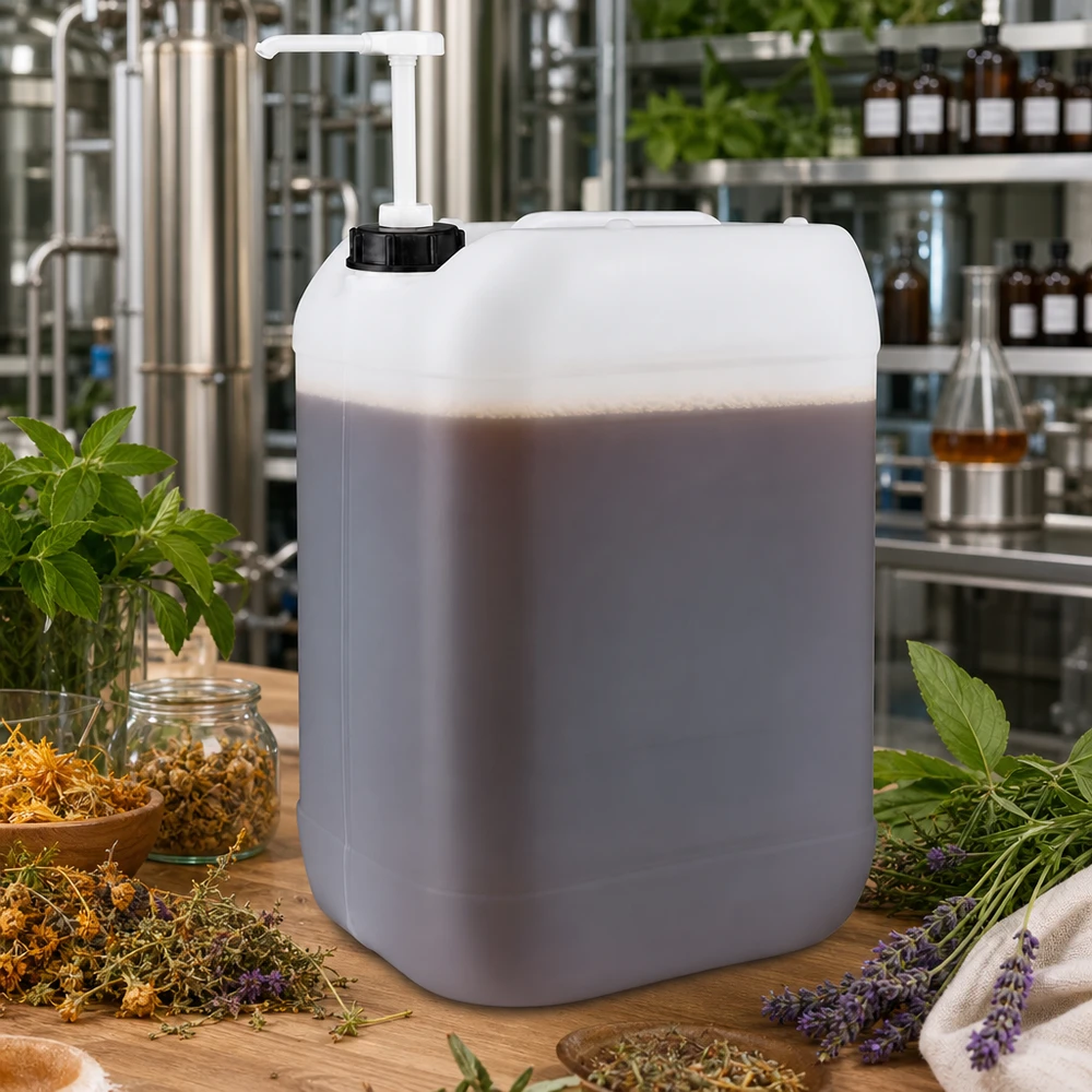 Kanister 25 Liter mit Dosierpumpe Bulk-Behälter 25 Liter mit Dosierpumpe für Kräuteressenzen neben Glasgefäßen und Erlenmeyerkolben