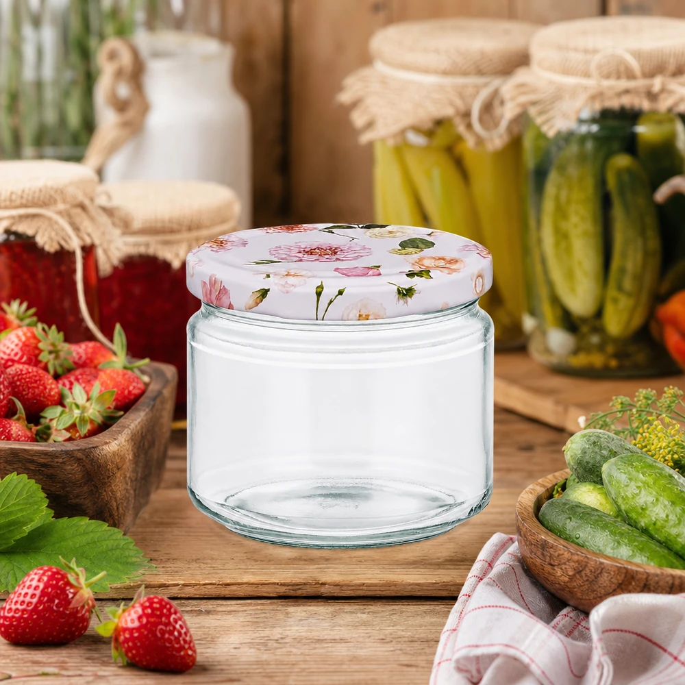 330ml Rundglas + BasicSeal Deckel Blume rosa UNiTWIST 330ml Rundglas BasicSeal rosa Blumendeckel leer zwischen frischen Erdbeeren Gurken Einmachgläsern Küchenszene
