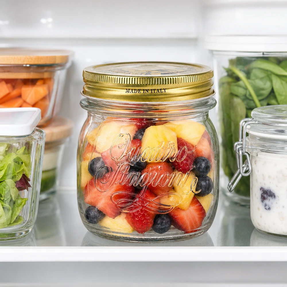 250ml Rundglas "Quattro Stagioni" mit Deckel 250ml Rundglas Quattro Stagioni mit goldenem Deckel gefüllt mit Obstsalat im Kühlschrank Made in Italy