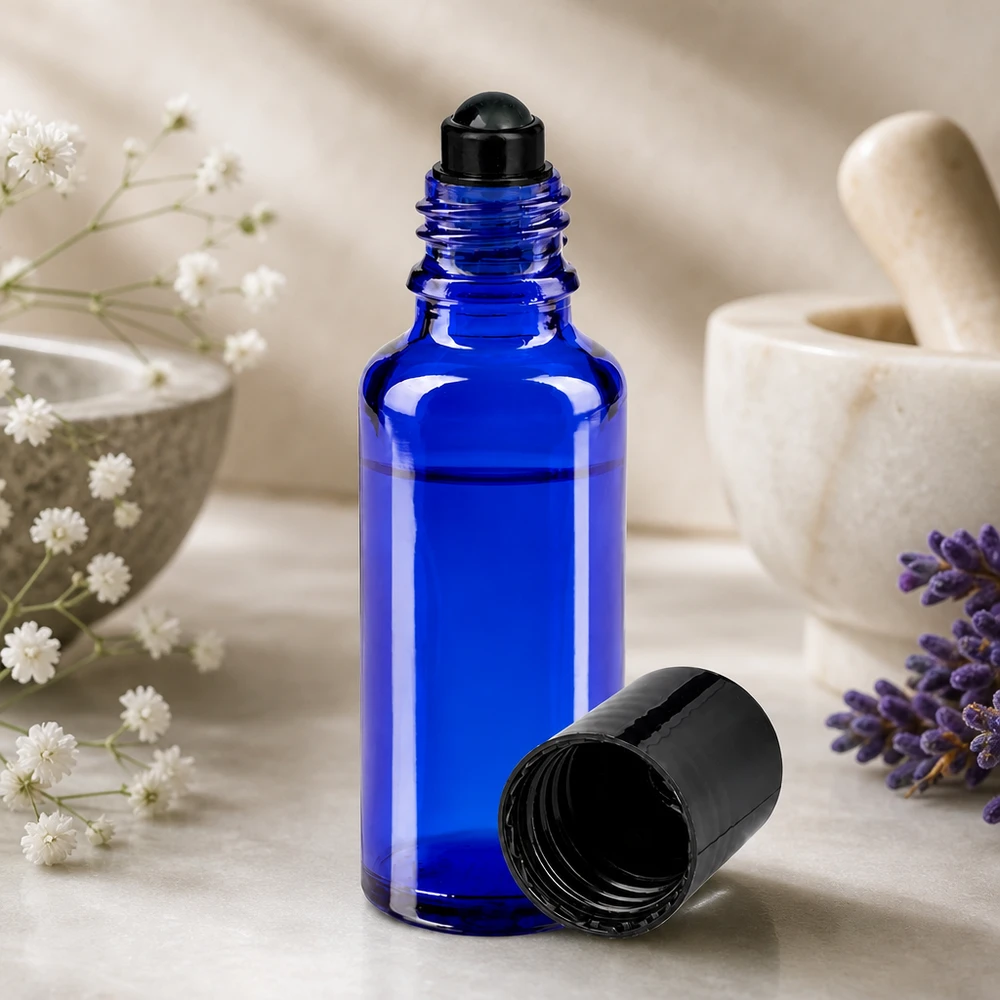 Apothekenflasche blau 30ml Roll-On Verschluss schwarz Hochwertige blaue 30ml Roll-On Flasche aus Borosilikatglas mit schwarzem Rolleraufsatz
